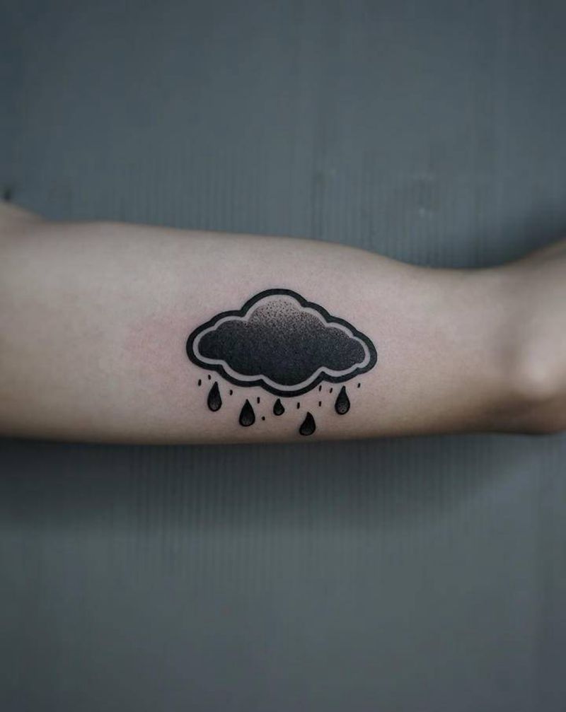 雨云纹身图片_手臂Old School纹身图案
