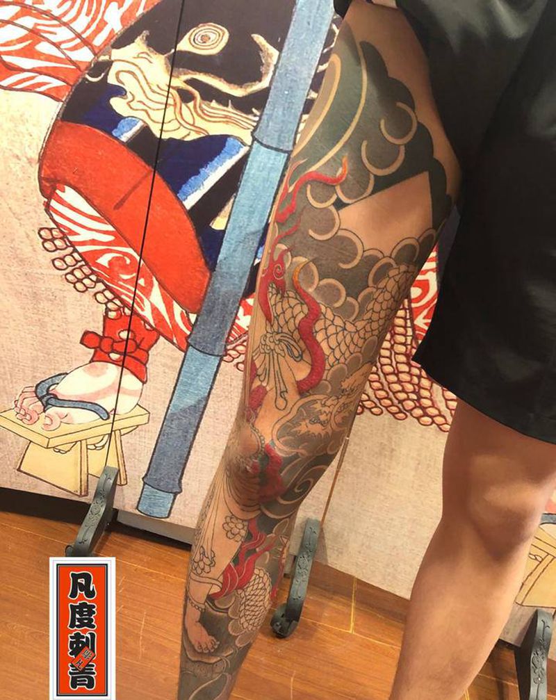 不动明王龙花腿纹身图片_腿部老传统龙不动明王花腿纹身图案