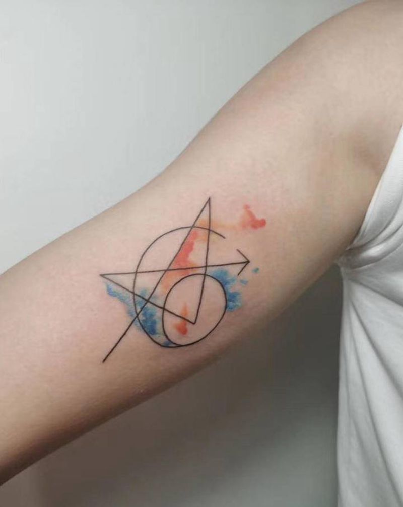 泼墨几何纹身图片_手臂几何水彩纹身图案