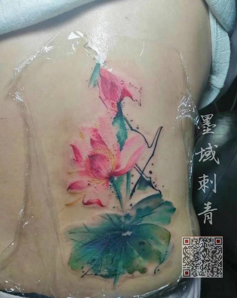 水墨写生纹身图片_腰部肩部水墨纹身图案