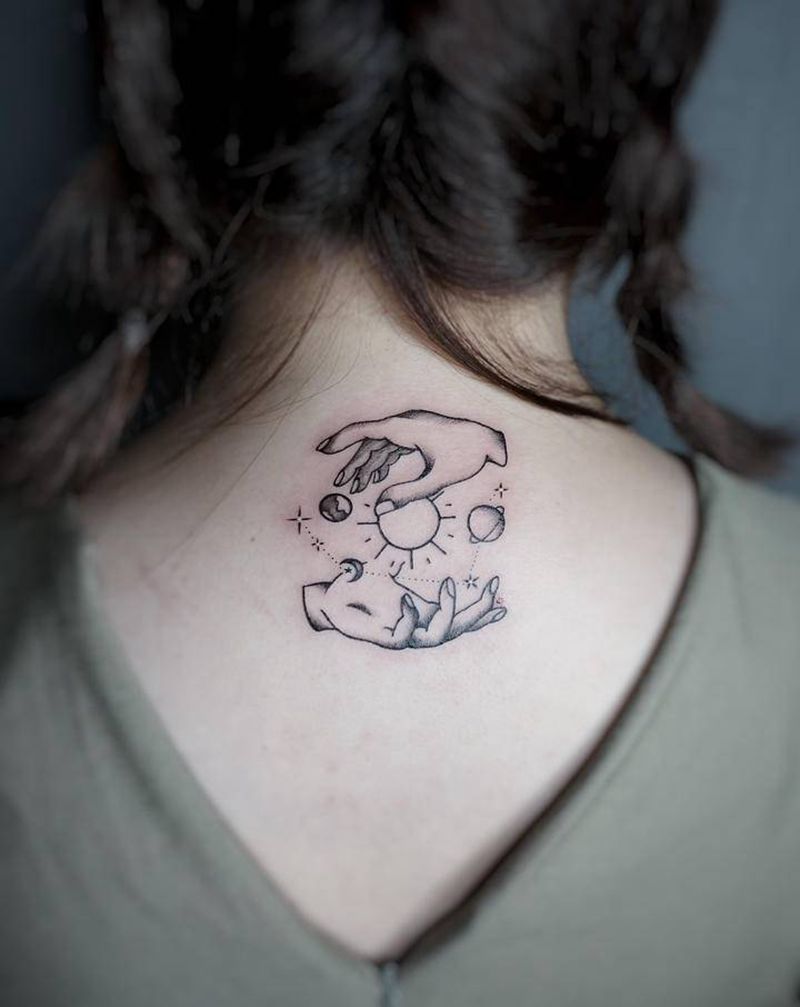 手中的宇宙纹身图片_背部纹身图案