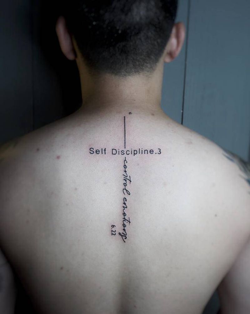 极简十字纹身图片_背部纹身图案