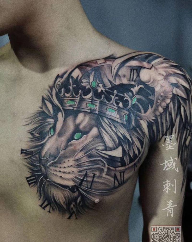 狮王纹身图片_胸部肩部欧美写实纹身图案