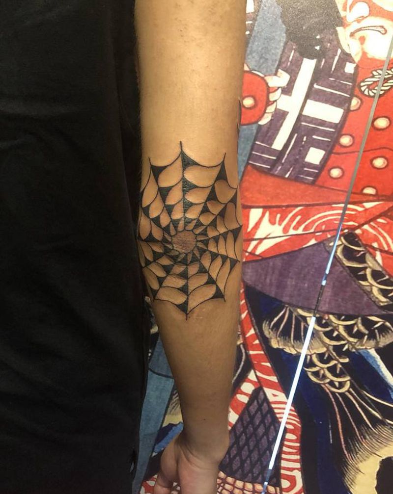 蜘蛛网纹身图片_手臂Old School手肘蜘蛛网纹身图案