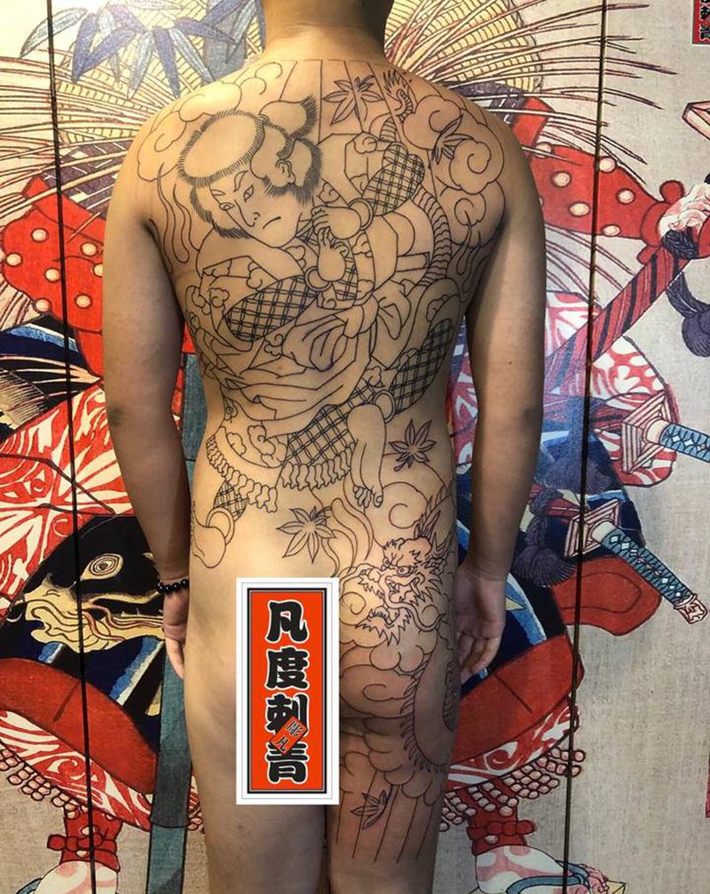 日式传统满背纹身图片_背部臀部老传统龙武士满背到腿纹身图案