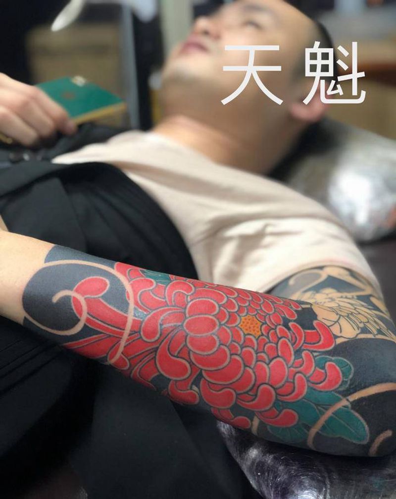 菊花臂纹身图片_手部手臂老传统纹身图案