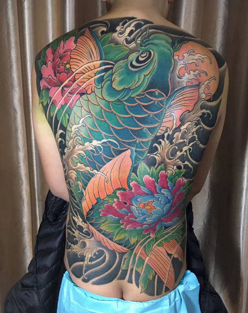 传统纹身图片_背部腿部新传统老传统鱼纹身图案