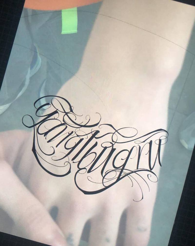 手绘花体字纹身图片_手部花体字纹身图案