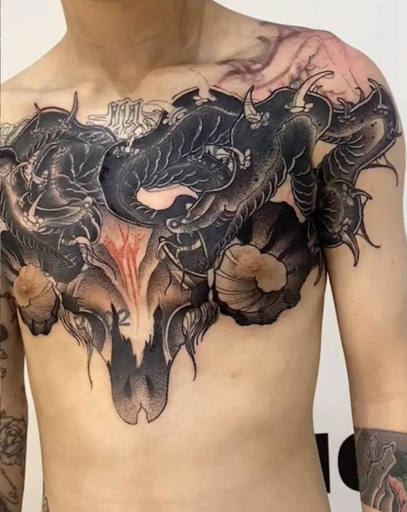胸口遮盖纹身图片_胸部羊纹身图案