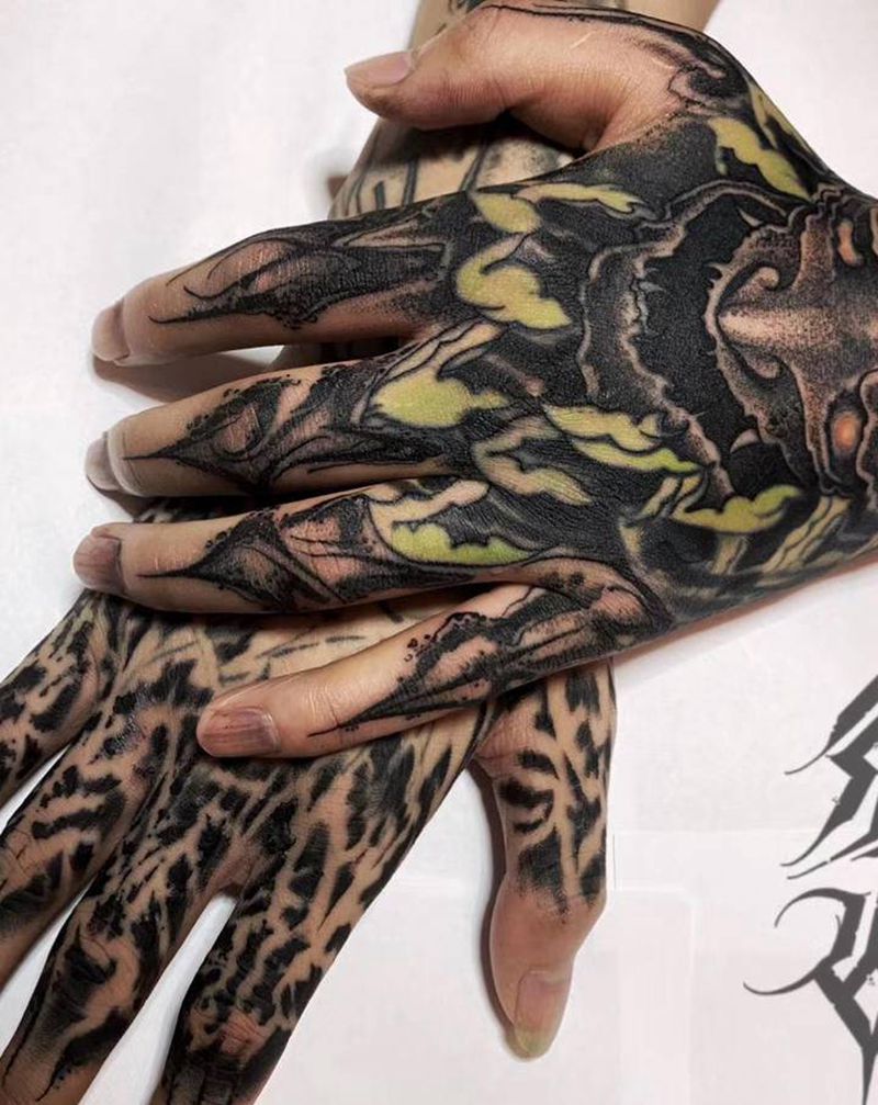 手背字体纹身图片_手部暗黑字体纹身图案