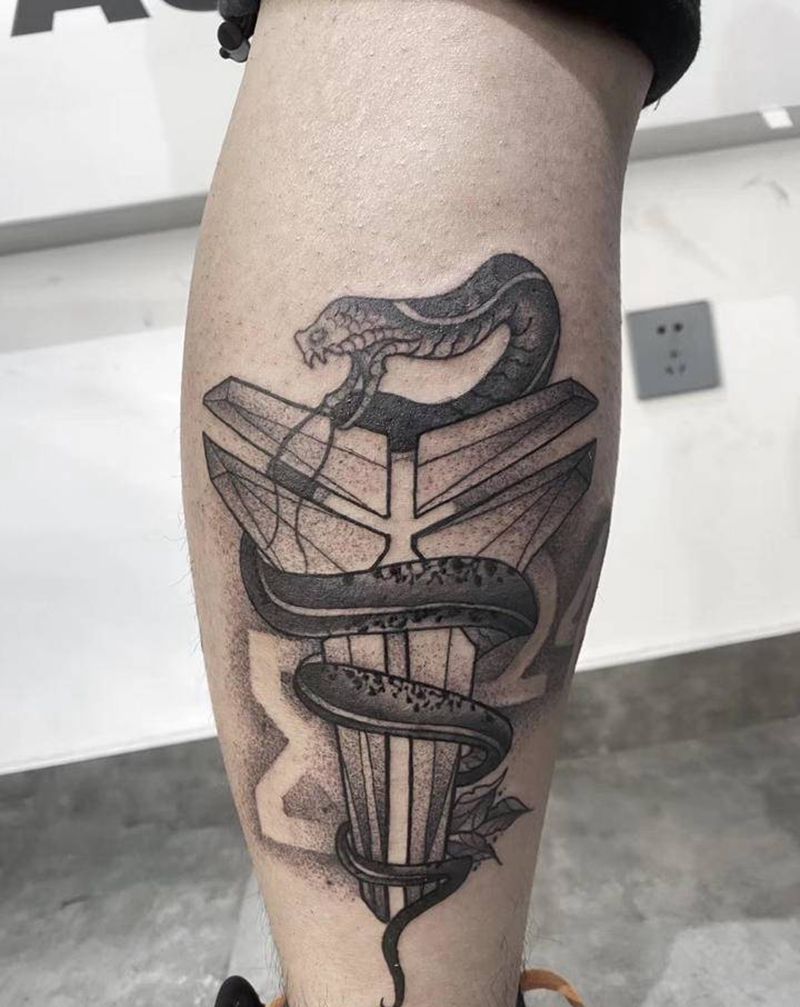 科比    黑曼巴纹身图片_腿部点刺纹身图案