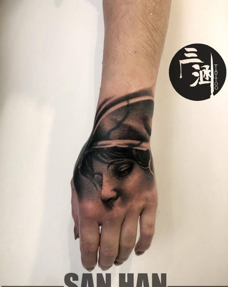 写实遮盖纹身图片_手部欧美写实遮盖人脸纹身图案