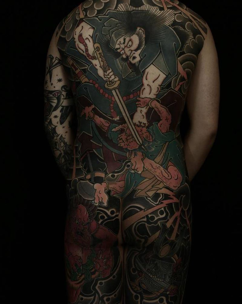 钟馗捉鬼纹身图片_背部老传统纹身图案