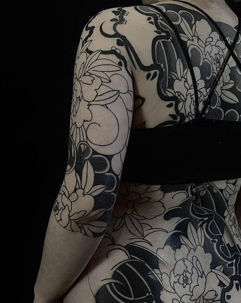 满背牡丹纹身图片_背部老传统纹身图案