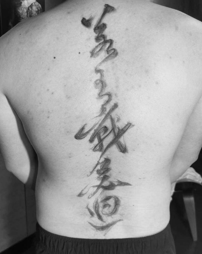 【若有战召必回 】纹身图片_背部水墨纹身图案