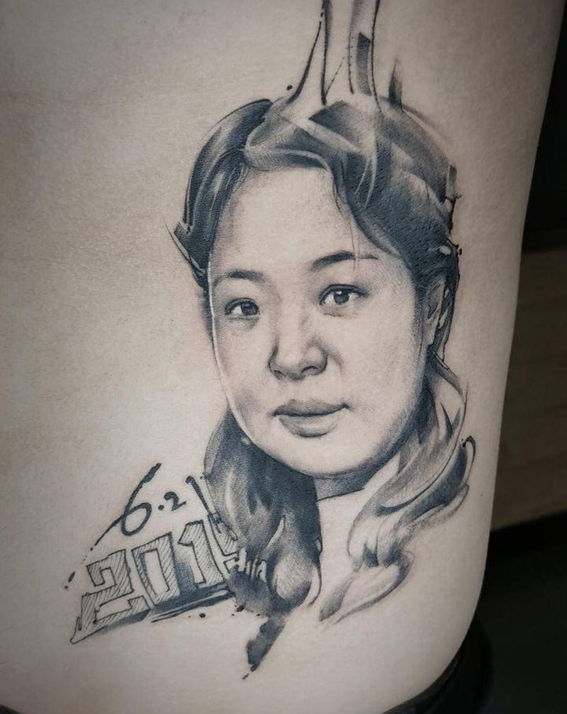 母亲纹身图片_腰部水墨肖像纹身图案