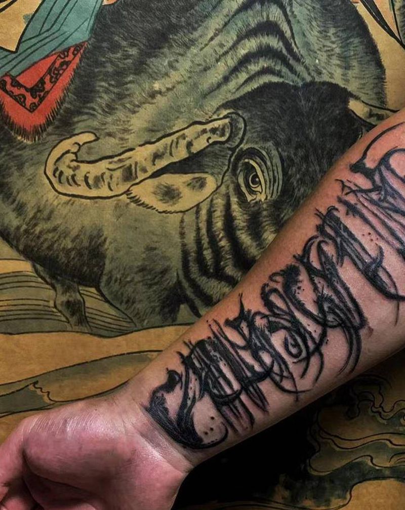 花体字纹身图片_手臂花体字纹身图案