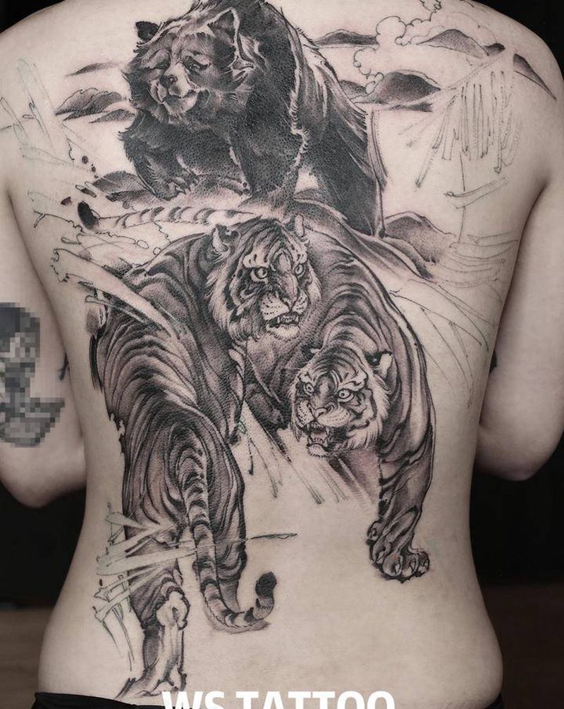 王者纹身图片_背部水墨动物老虎熊纹身图案