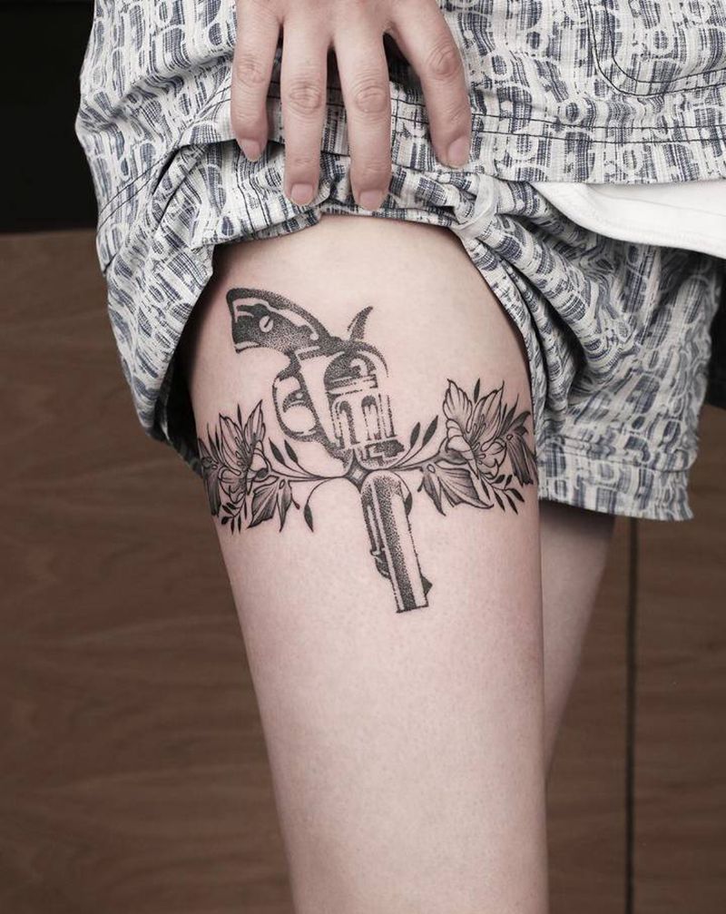 腿环纹身图片_腿部点刺素花枪腿环纹身图案