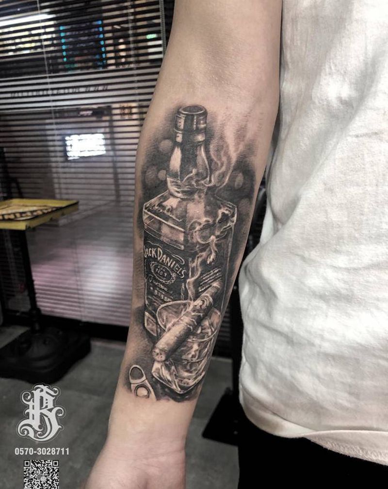 酒 雪茄纹身图片_手部欧美写实纹身图案