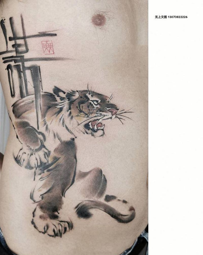 侧腰老虎  王者为谋纹身图片_腰部水墨纹身图案