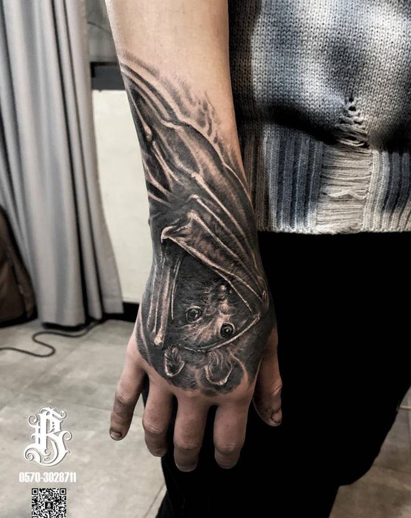 蝙蝠纹身图片_手部欧美写实纹身图案