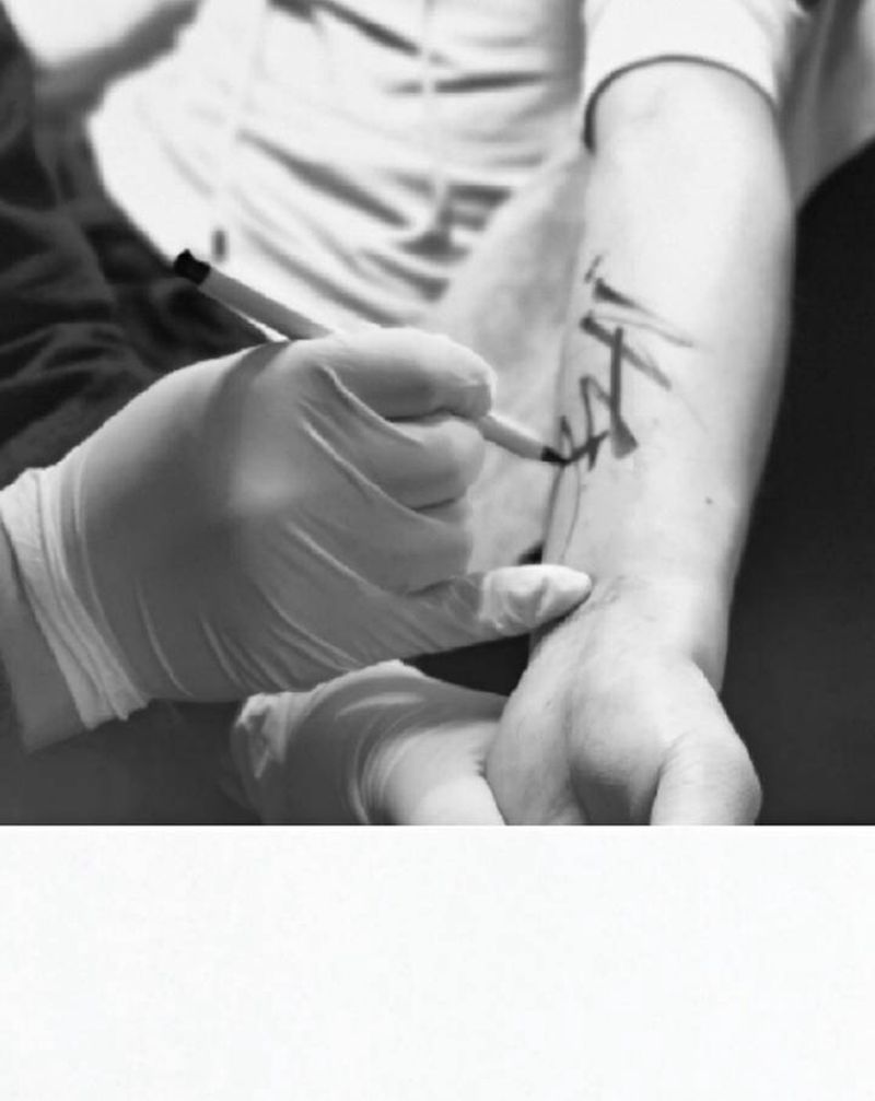 书法纹身图片_手臂脚部水墨花体字纹身图案