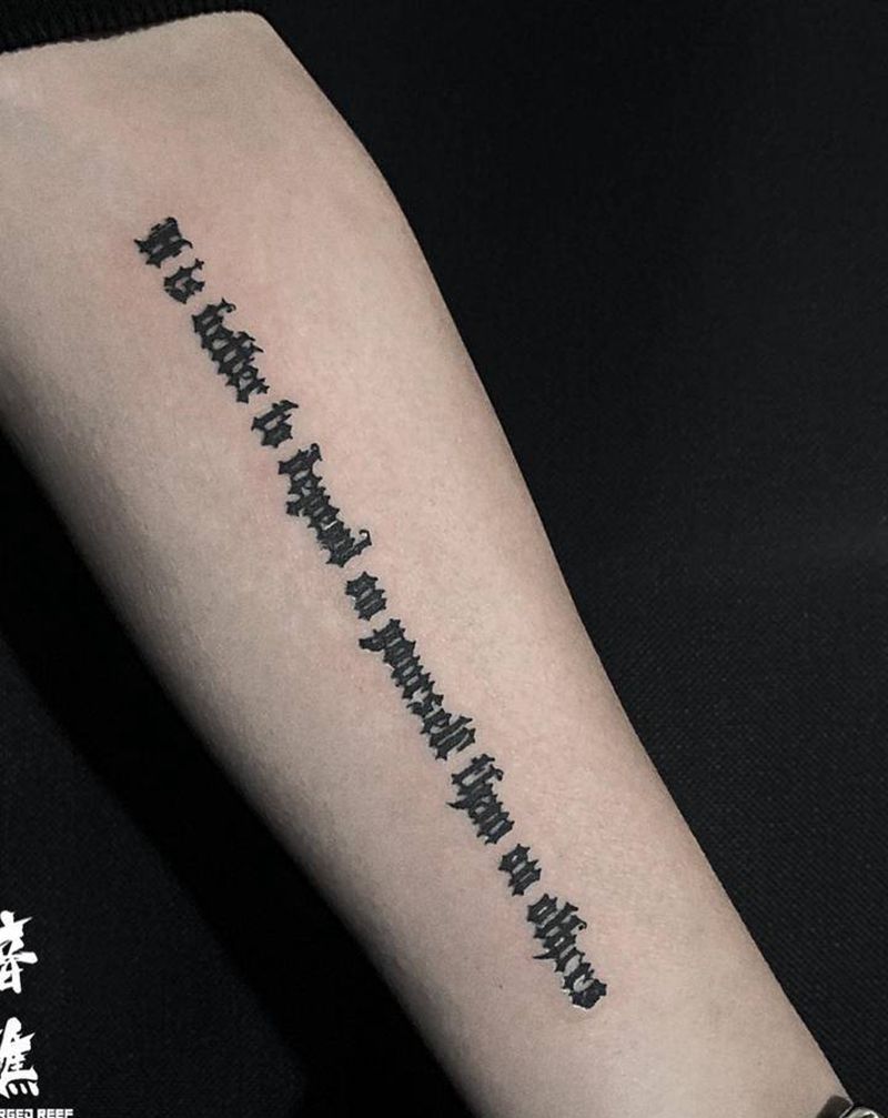 哥特体“事在人为”纹身图片_手臂纹身图案