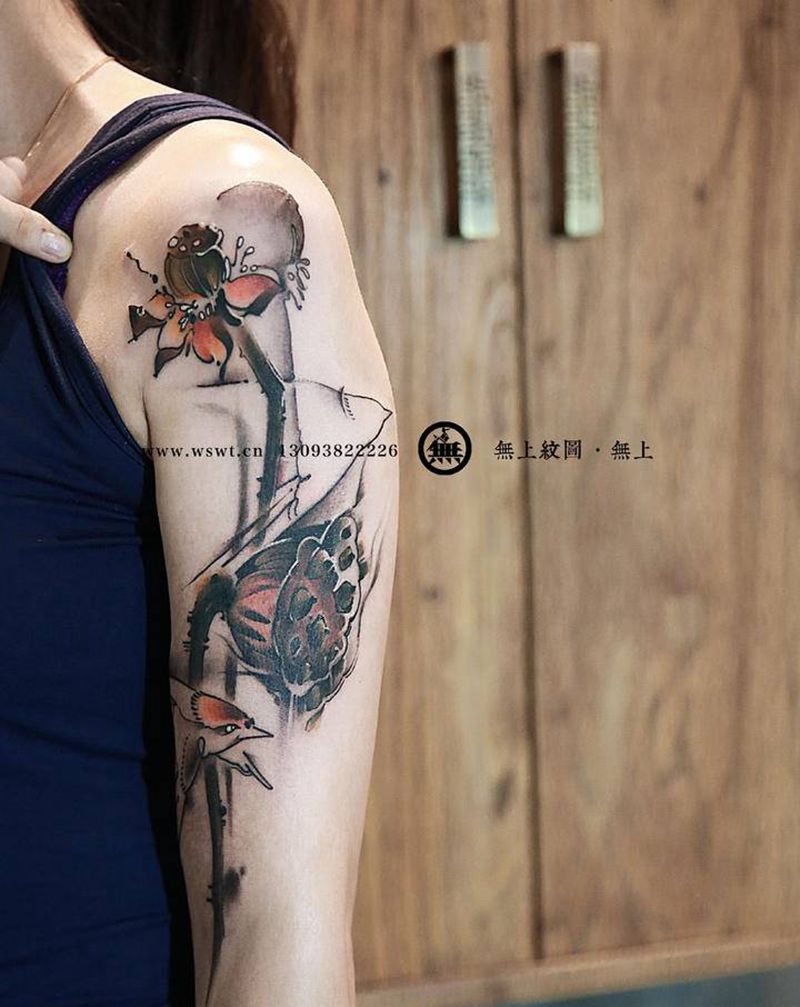 荷花纹身图片_肩部手臂水墨纹身图案