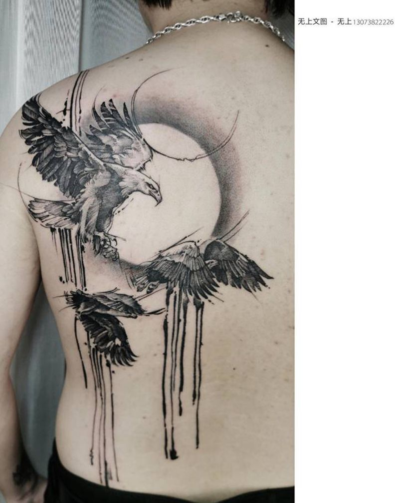 展翅高飞纹身图片_背部水墨纹身图案