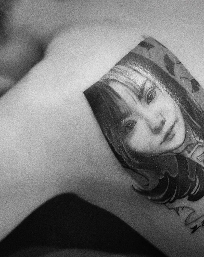 新水墨人物肖像刺青【爱】纹身图片_背部水墨纹身图案