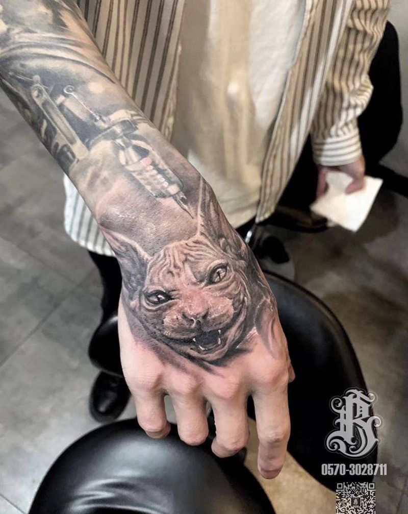 猫纹身图片_手部欧美写实纹身图案