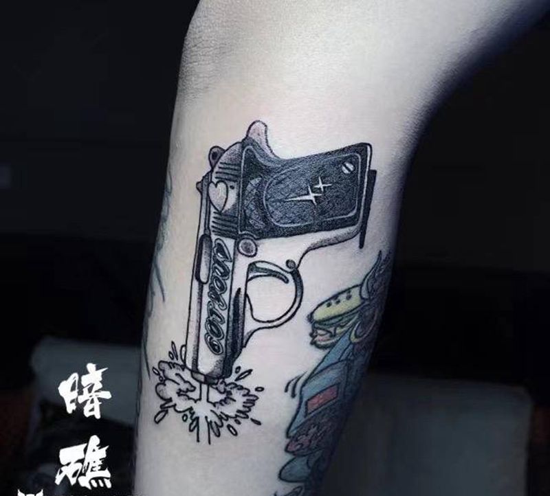 手枪纹身图片_手臂纹身图案