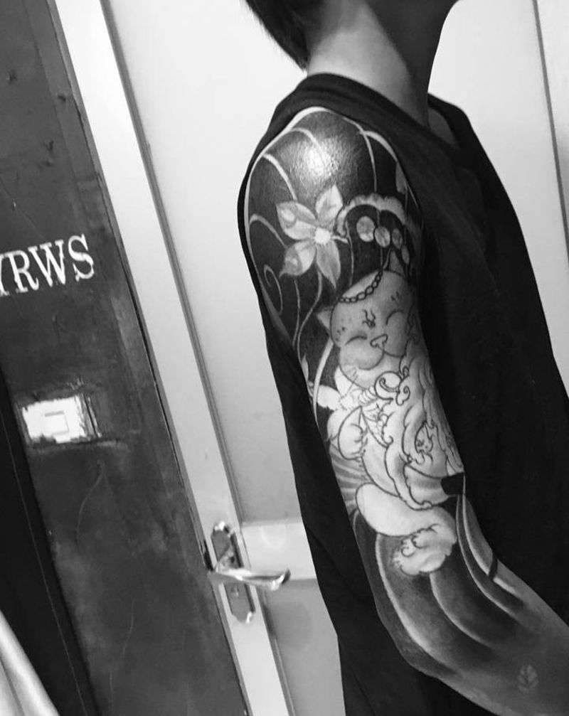 黑臂连接大臂纹身图片_手臂老传统纹身图案