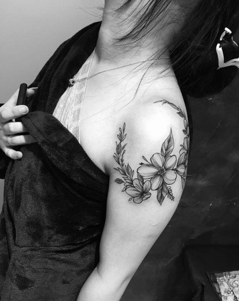 素花肩膀添加纹身图片_肩部点刺花纹身图案