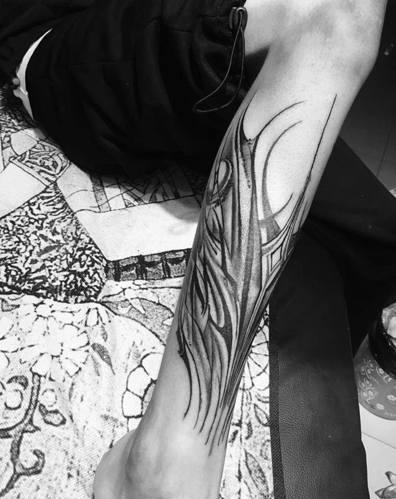 花体字纹身图片_腿部花体字花体字字母纹身图案