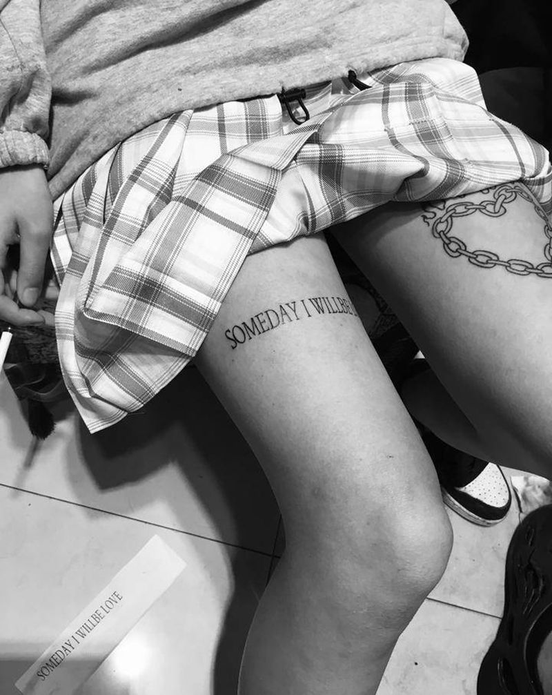 年轻人的社会纹身图片_腿部花体字字母纹身图案