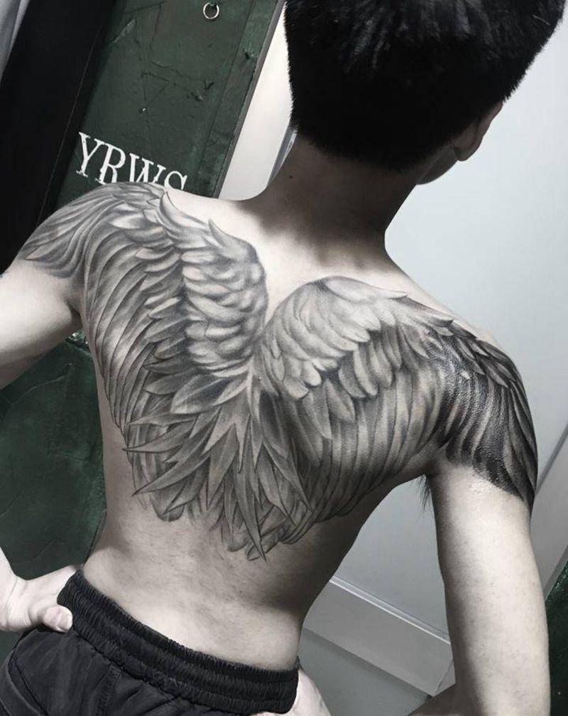天使的翅膀纹身图片_背部欧美写实New School翅膀纹身图案