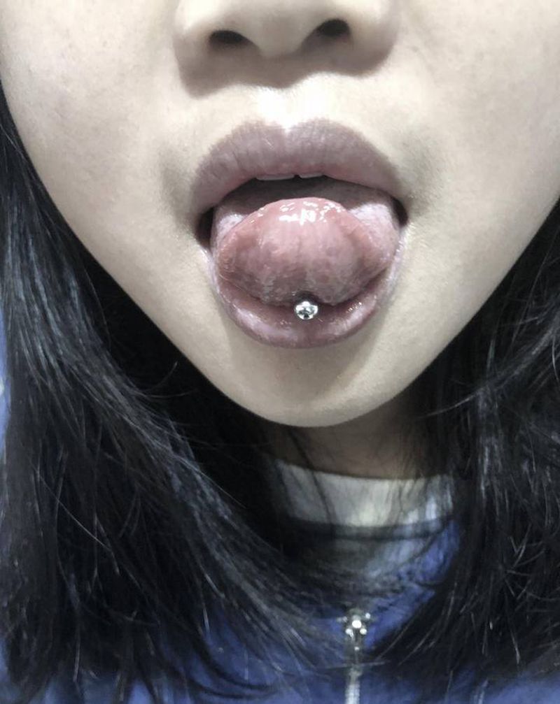 来一组舌钉纹身图片_颈部欧美写实舌钉纹身图案