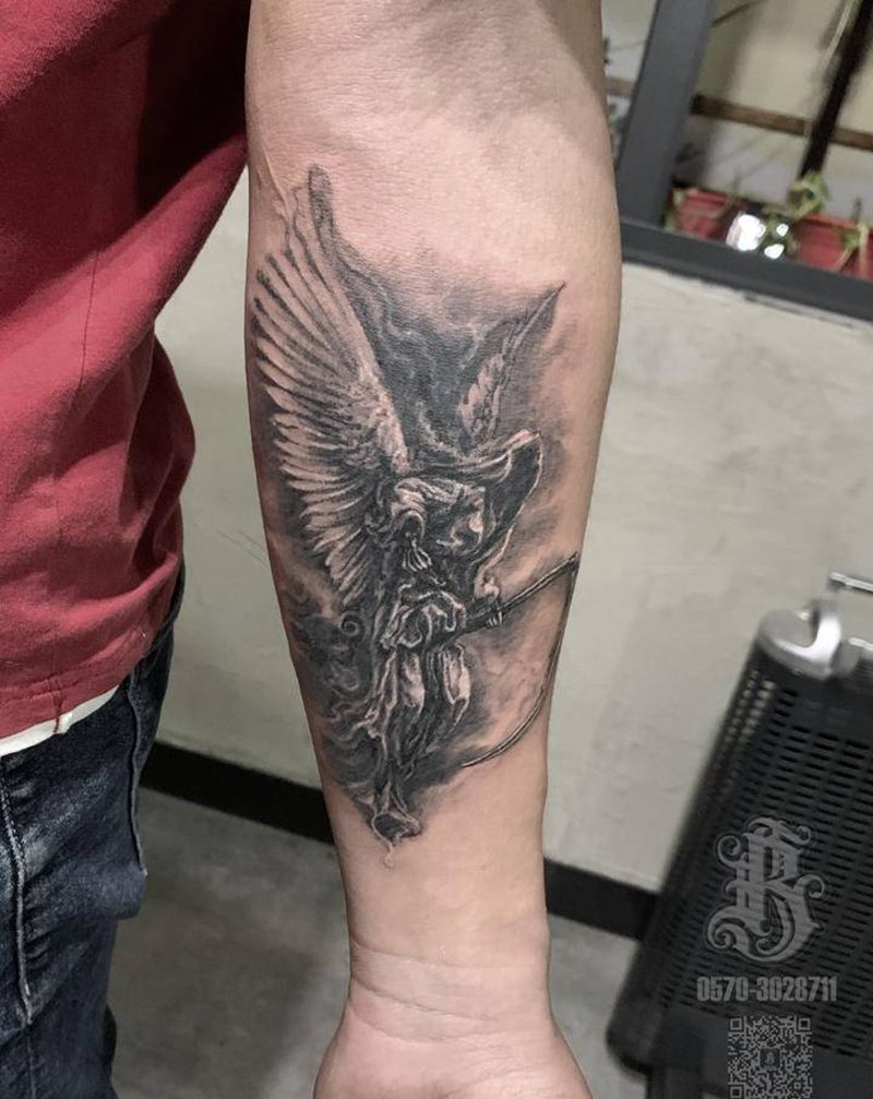 死神遮盖字母纹身图片_手臂欧美写实死神纹身图案