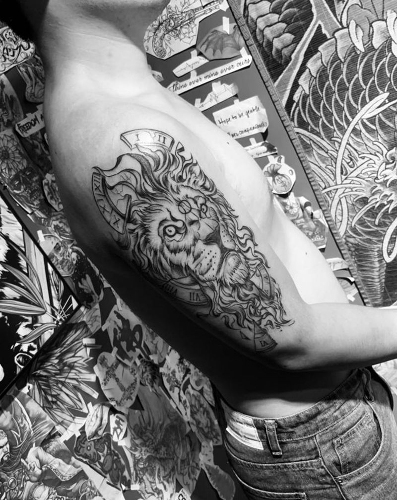 狮子纹身图片_手部纹身图案