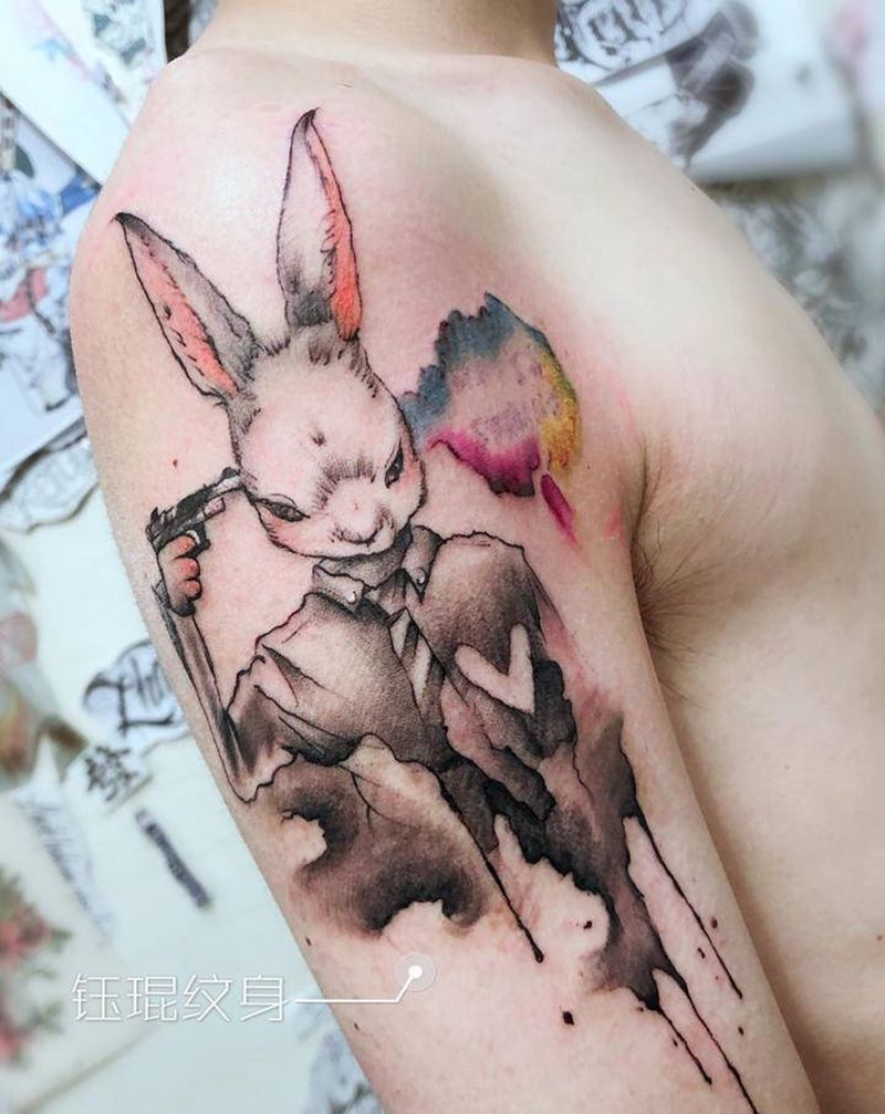 大臂手枪兔纹身图片_手臂纹身图案
