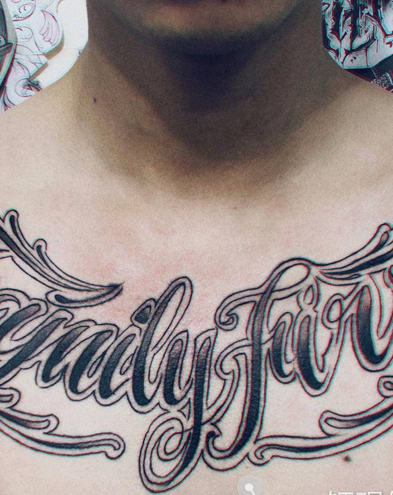 字体花胸纹身图片_胸部纹身图案