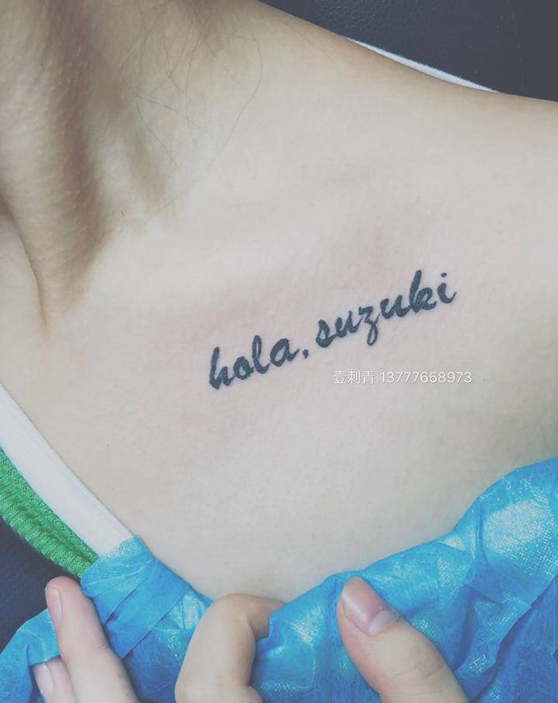 锁骨字母纹身图片_肩部纹身图案