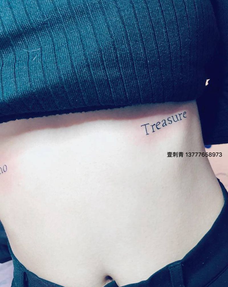 胸下字母纹身图片_胸部纹身图案