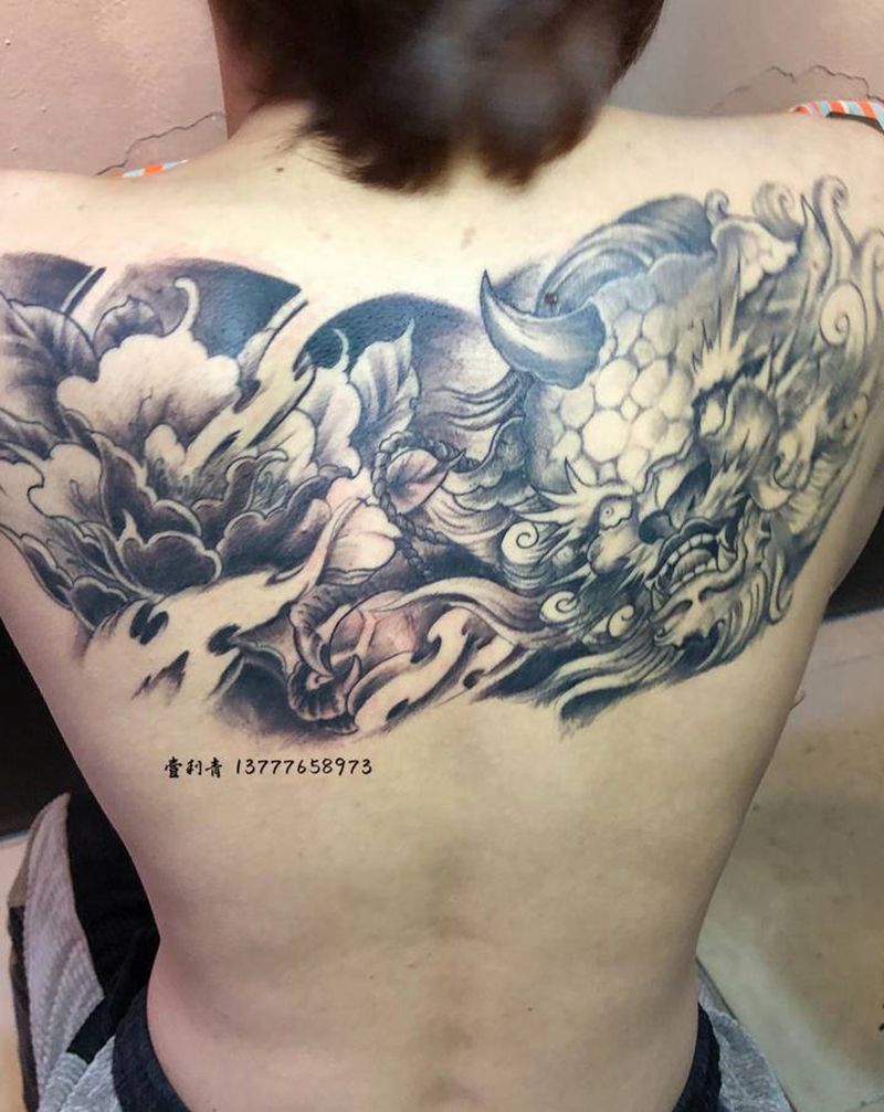唐狮与牡丹纹身图片_背部纹身图案