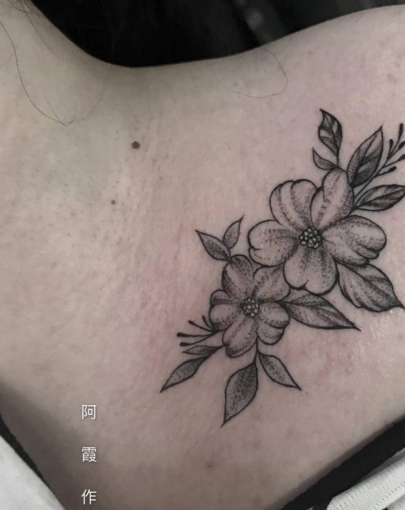 素花纹身图片_肩部纹身图案