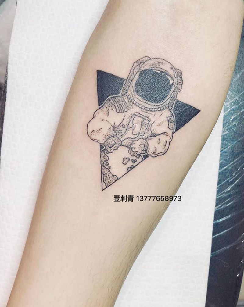 宇航员纹身图片_手臂纹身图案