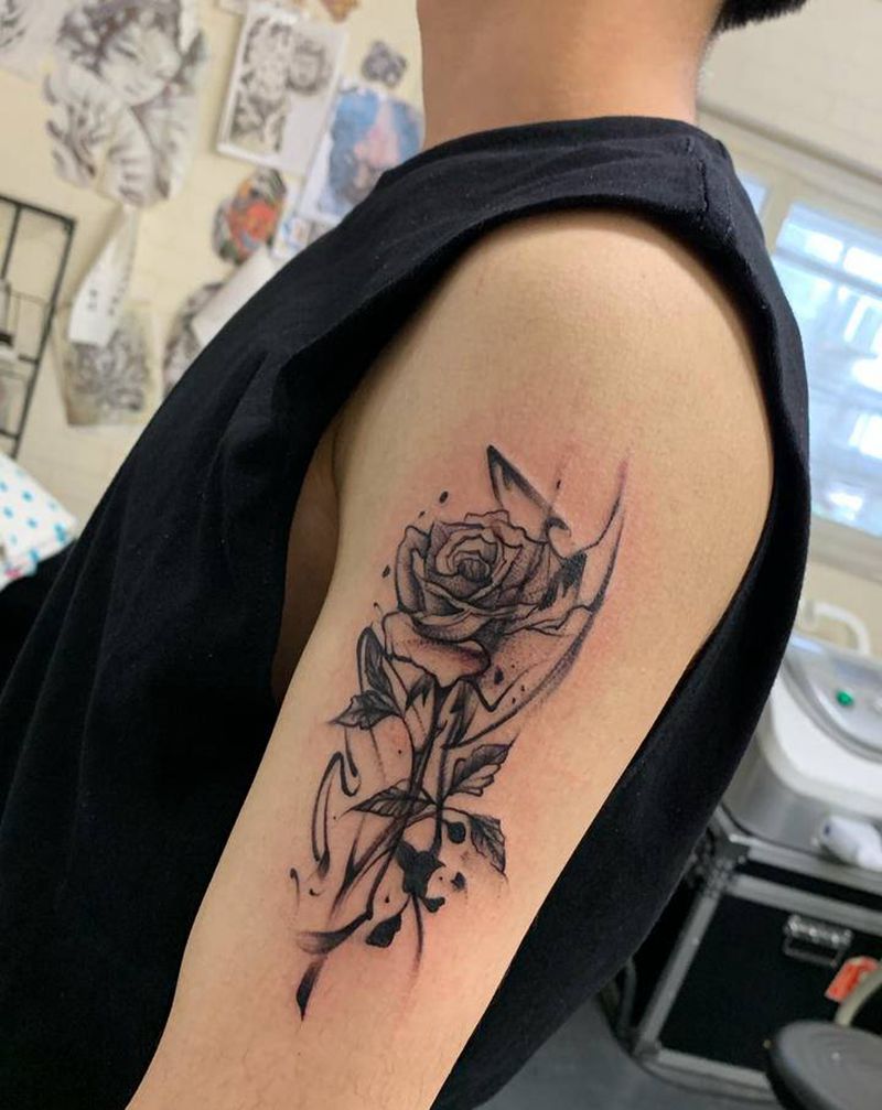 大臂泼墨玫瑰纹身图片_手臂纹身图案