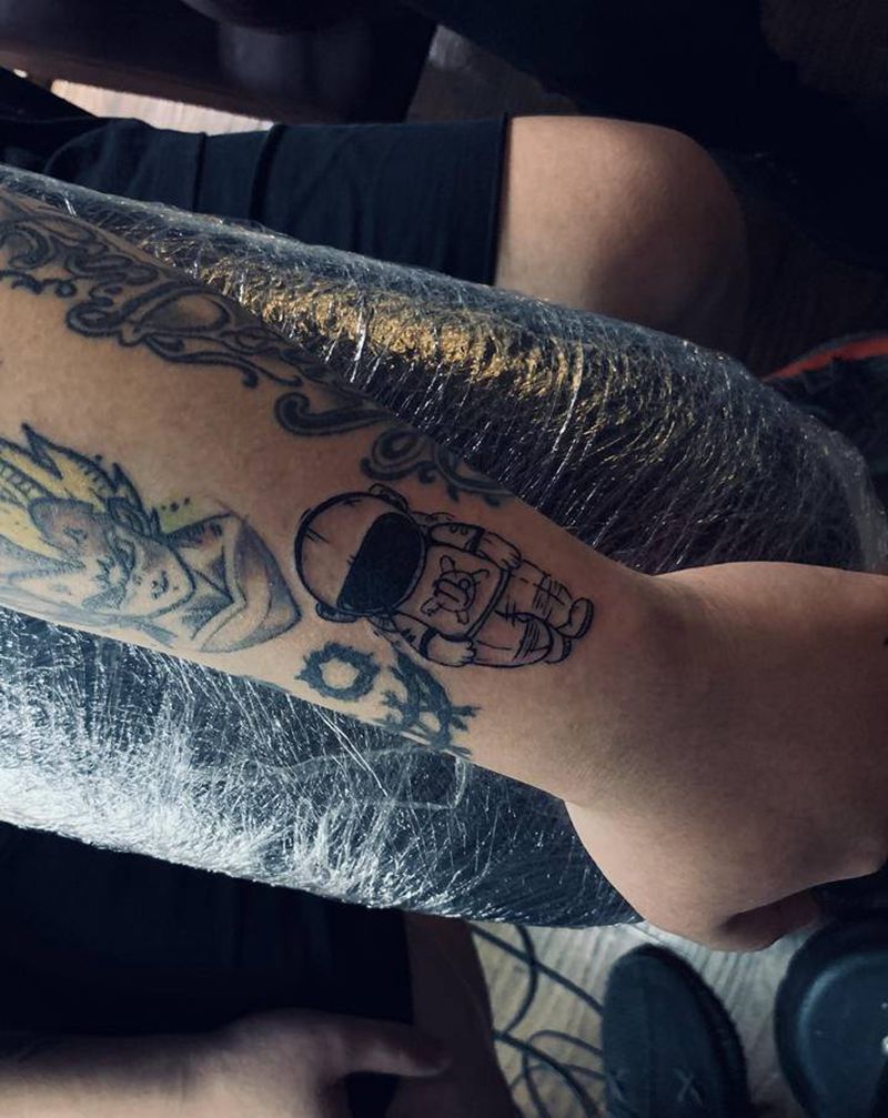 宇航员纹身图片_手臂纹身图案